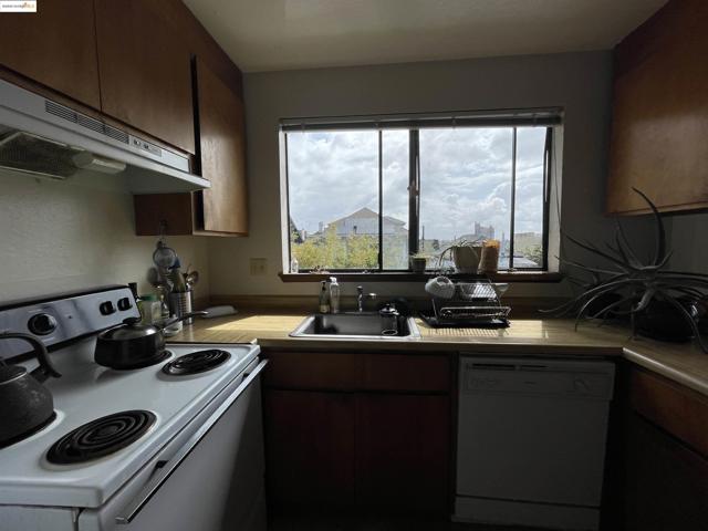 290 Park View Terrace, Oakland CA: https://media.crmls.org/mediaz/64fb8d66-a1b6-4bed-ae8f-c5d89d2fef3e.jpg