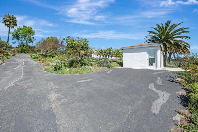1761 Winterwarm Dr, Fallbrook CA: https://media.crmls.org/mediaz/64fced69-fda1-409f-a0ff-6365980632a0.jpg