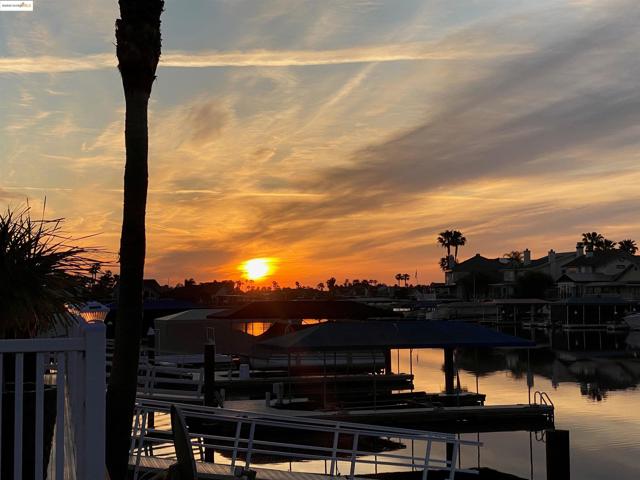 4174 Beacon Pl, Discovery Bay CA: https://media.crmls.org/mediaz/64fdc4e1-151d-4106-9f4d-8d08089ea07f.jpg