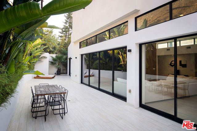 2048 N Beverly Drive, Beverly Hills CA: https://media.crmls.org/mediaz/64fdc59f-a65a-4a92-8223-b1fc0b102467.jpg