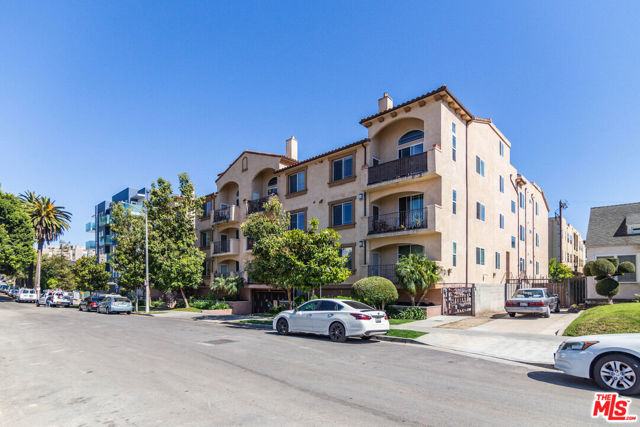 5132 Maplewood Avenue, Los Angeles CA: https://media.crmls.org/mediaz/64fdcc64-7137-4b54-bbae-9e043b1466c4.jpg