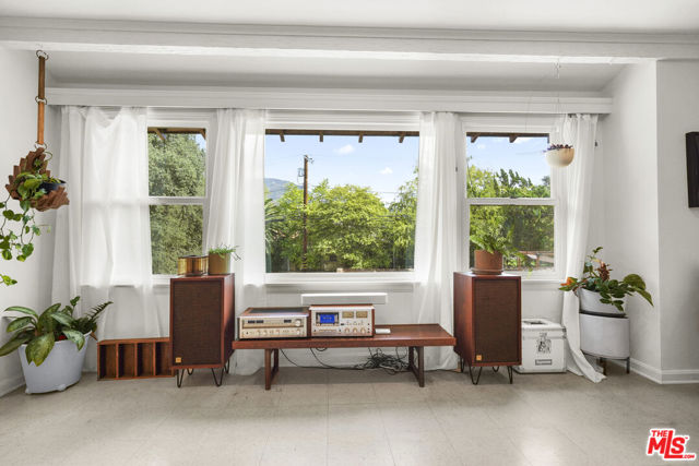 9747 Haines Canyon Avenue, Tujunga CA: https://media.crmls.org/mediaz/64fe61d5-d9f1-4324-b3d7-0229eb593066.jpg