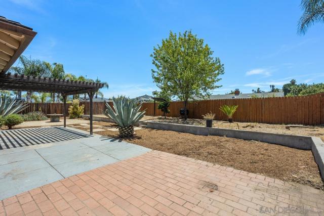 1561 Oak Hill Dr, Escondido CA: https://media.crmls.org/mediaz/64fffa02-8b0e-4185-b852-df0c60c11bd8.jpg