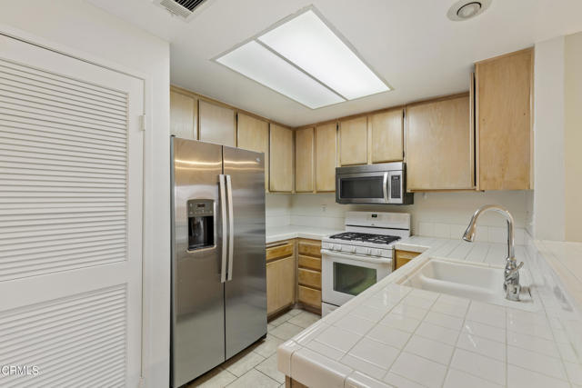 2091 Blackberry Circle, Oxnard CA: https://media.crmls.org/mediaz/6500ac99-150a-45e5-9dd8-c610d2157674.jpg