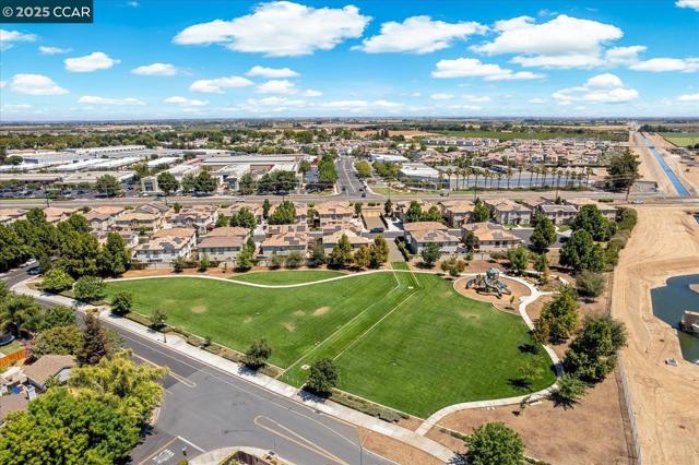 240 Alta St, Brentwood CA: https://media.crmls.org/mediaz/65012b44-726a-472f-88a6-f54913aa9429.jpg