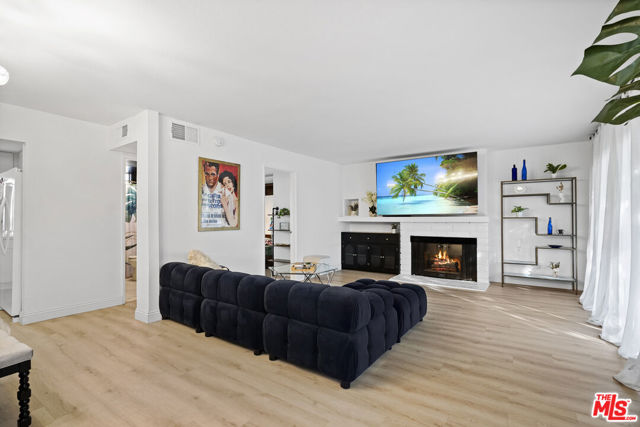 5245 Coldwater Canyon Avenue, Sherman Oaks CA: https://media.crmls.org/mediaz/6501ad75-b986-4b27-87d1-35e4152147a3.jpg