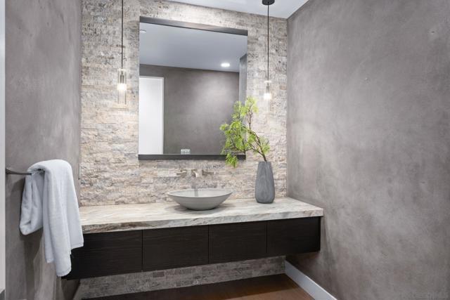 6968 Saint Andrews Rd, Rancho Santa Fe CA: https://media.crmls.org/mediaz/65024284-83ca-453d-aad9-bddec67e6014.jpg