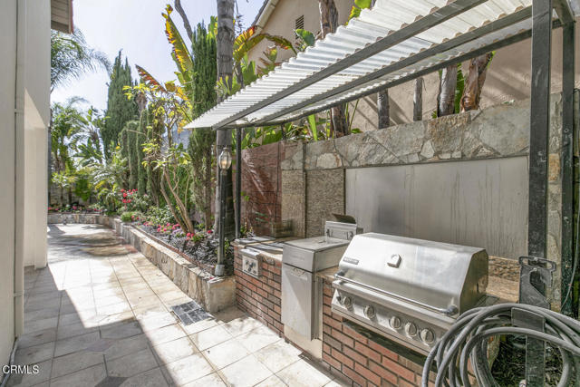 8857 Bluffdale Dr, Sun Valley CA: https://media.crmls.org/mediaz/6502f801-0b43-4c18-8dee-6fce725238b6.jpg