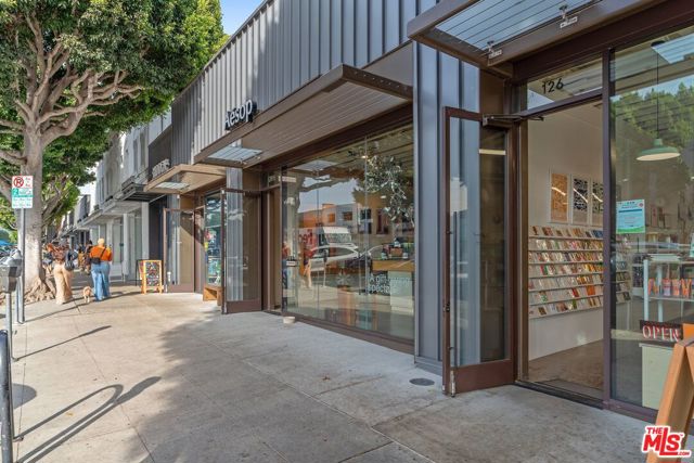 5806 Waring Avenue, Los Angeles CA: https://media.crmls.org/mediaz/6503f645-61ad-4021-a27d-2ad81aca75b0.jpg