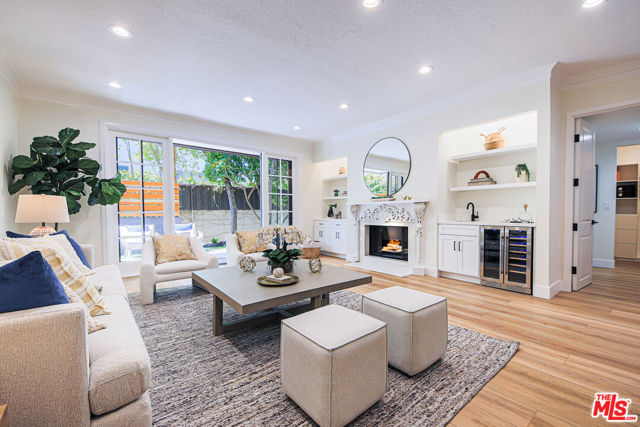 133 S Oakhurst Drive, Beverly Hills CA: https://media.crmls.org/mediaz/65058506-2294-4f75-8dcf-bd4b8ae1365d.jpg
