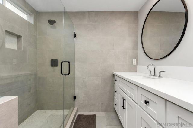 423 Alvarado Ter, Vista CA: https://media.crmls.org/mediaz/6505a4c2-d6c8-4a68-9e75-ce54dde1cbc4.jpg