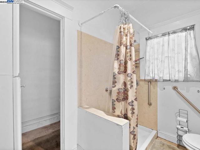 1013 Chestnut St, Oakland CA: https://media.crmls.org/mediaz/6505b161-6a61-4c3b-8dec-a8a4648d2eab.jpg