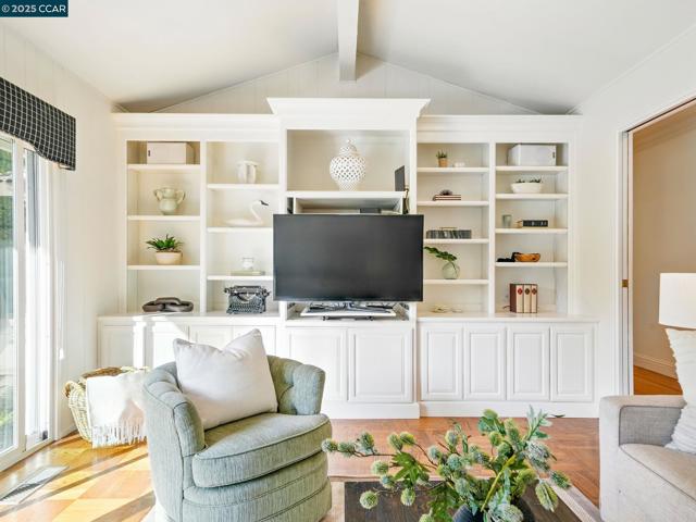 1804 Piedras Circle, Alamo CA: https://media.crmls.org/mediaz/6505ea56-c503-4d00-9b07-4e8687fd5471.jpg