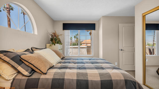 292 Desert Falls E Drive, Palm Desert CA: https://media.crmls.org/mediaz/6507139d-154e-484b-806a-89637dc1a90f.jpg