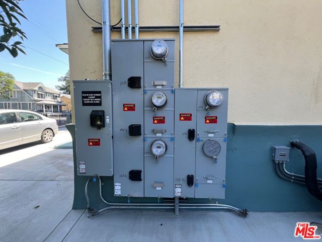 1016 W 21st Street, Los Angeles CA: https://media.crmls.org/mediaz/65075236-4c63-4f96-9c18-1ad54be3378f.jpg