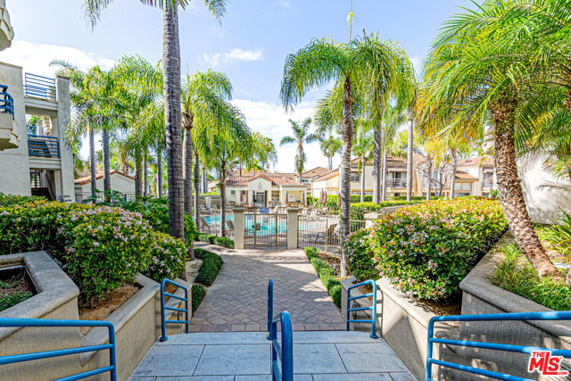 415 Townsquare Lane, Huntington Beach CA: https://media.crmls.org/mediaz/6507cb18-62b9-45e4-8ebc-74d796fae03a.jpg