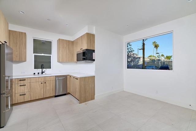 Detail Gallery Image 8 of 12 For 3901 Haines, San Diego,  CA 92109 - 5 Beds | 5 Baths