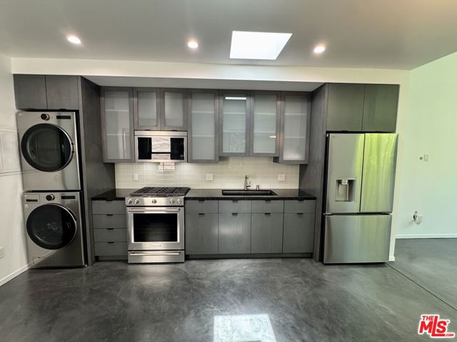 902 N Harper Avenue, West Hollywood CA: https://media.crmls.org/mediaz/6509b9c8-90d6-44d7-9359-d21a81048bbf.jpg