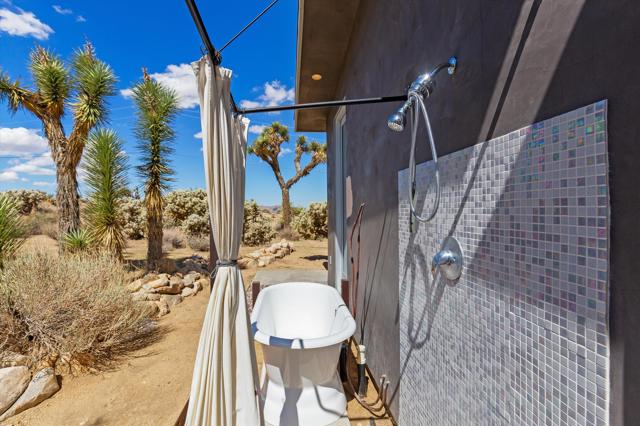 8744 Star Lane, Joshua Tree CA: https://media.crmls.org/mediaz/650b6b56-71ec-47f7-8641-7a9d9e206b4d.jpg