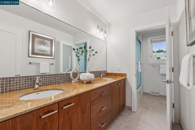 70 Lost Valley Dr, Orinda CA: https://media.crmls.org/mediaz/650ba216-6059-4a08-8fce-e843675612d9.jpg