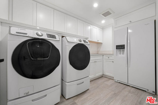 126 N Canyon View Drive, Los Angeles CA: https://media.crmls.org/mediaz/650bf136-f736-4399-92f8-26bd28f6958d.jpg