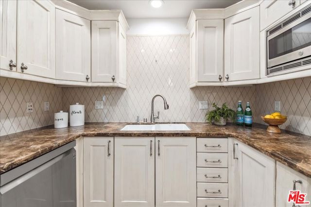 261 S Reeves Drive, Beverly Hills CA: https://media.crmls.org/mediaz/650c09c7-96dd-435c-91d4-ccf0b6e6bbbd.jpg