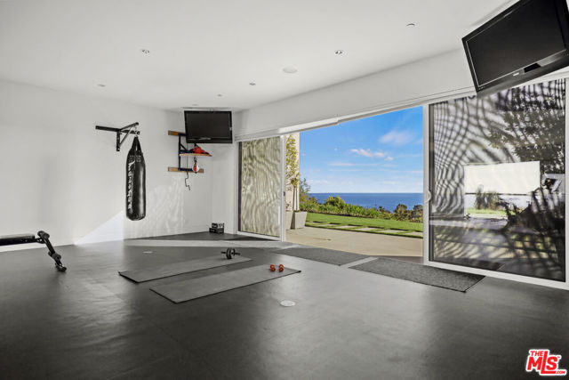 27454 Winding Way, Malibu CA: https://media.crmls.org/mediaz/650d3650-21f5-426f-a17a-bdb04aae237c.jpg