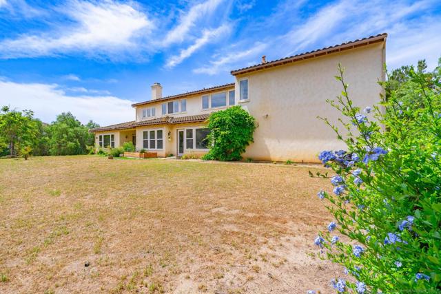 1964 Tracy Ct, Fallbrook CA: https://media.crmls.org/mediaz/650e4af8-1c56-4a00-be1b-037bbcf592aa.jpg