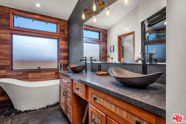 4450 Campbell Drive, Los Angeles CA: https://media.crmls.org/mediaz/650ecef3-4784-4c24-b4c8-fafc9ba684b6.jpg