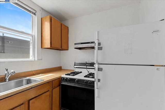 40 Acton St, Daly City CA: https://media.crmls.org/mediaz/650ff9ef-56f4-4e11-9051-55ed1ee75e5d.jpg
