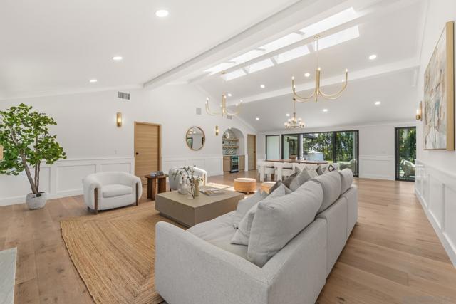 2975 Woodford Drive, La Jolla CA: https://media.crmls.org/mediaz/6510b6a7-54c7-430d-9801-bf174321665c.jpg