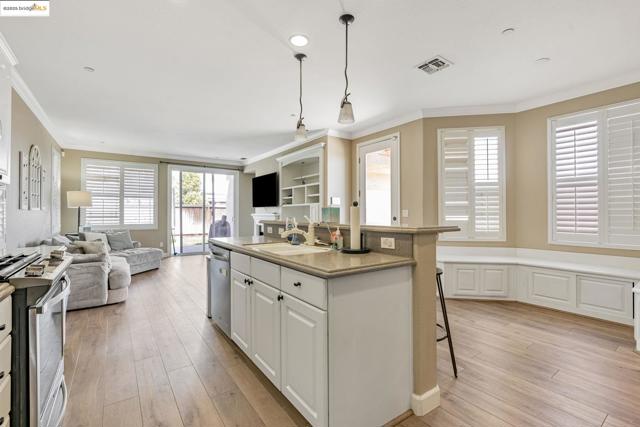 877 Boone Dr, Brentwood CA: https://media.crmls.org/mediaz/65112618-ae21-4408-a778-e0d8a485452a.jpg
