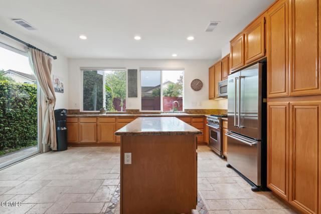 1728 Via Pajaro, Camarillo CA: https://media.crmls.org/mediaz/6511c4ff-e982-48c5-bae5-0bf1c061d69e.jpg