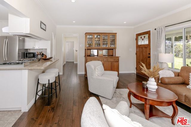 2916 Henrietta Avenue, La Crescenta CA: https://media.crmls.org/mediaz/65138b67-bf4d-410d-a53e-1c061b5558cf.jpg
