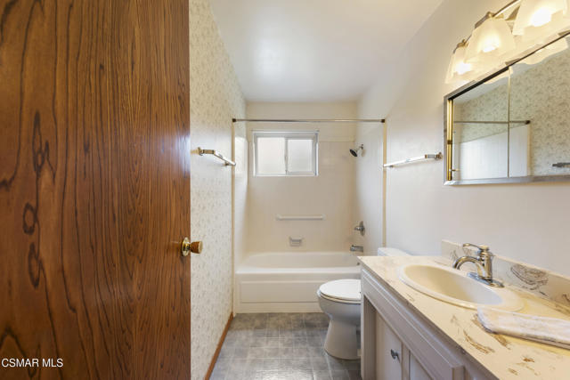 2152 Rockdale Avenue, Simi Valley CA: https://media.crmls.org/mediaz/6513c488-eb38-4007-9226-a5c4f79d7dbb.jpg