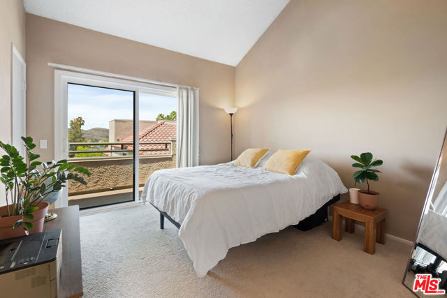 221 McAfee Court, Thousand Oaks CA: https://media.crmls.org/mediaz/6513f01e-eca0-47ad-80ad-b11e60a23072.jpg