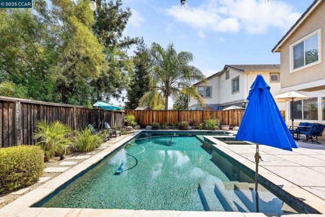 127 Sanford Ct, Brentwood CA: https://media.crmls.org/mediaz/65140522-15cc-4961-8e8f-0b3dd5bfa5d0.jpg
