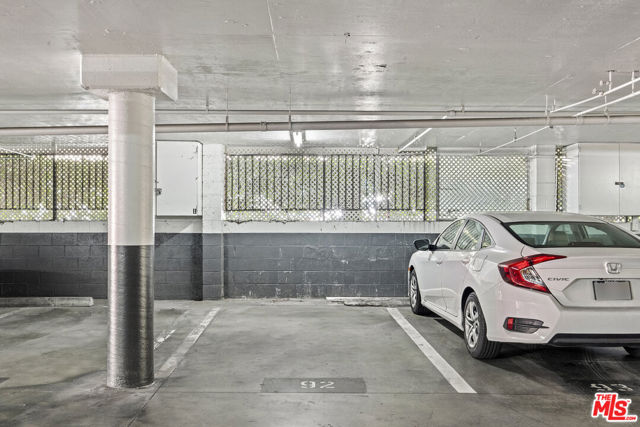 750 N Kings Road, West Hollywood CA: https://media.crmls.org/mediaz/6514f063-7d49-4ce6-8b7a-185ab66e01a3.jpg