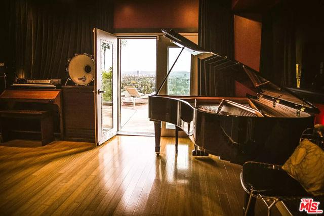 7650 Curson Terrace, Los Angeles CA: https://media.crmls.org/mediaz/65154200-f890-4ada-9919-fda0664eae9f.jpg