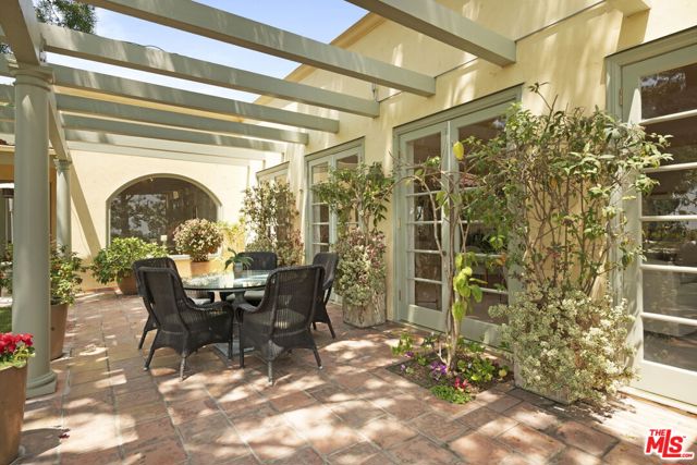 1634 Gilcrest Drive, Beverly Hills CA: https://media.crmls.org/mediaz/65155f92-eb4f-4d6a-9860-d219b500fc40.jpg