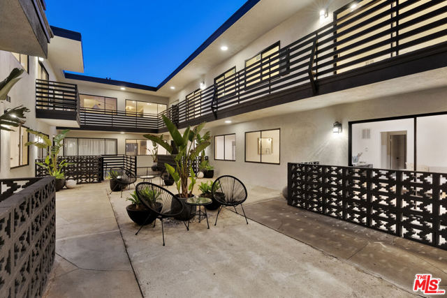 4938 Rosewood Avenue, Los Angeles CA: https://media.crmls.org/mediaz/6515b07b-26f9-4f67-93ca-15da10f3a039.jpg