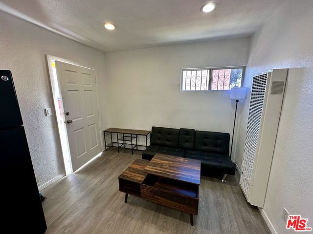 523 1/2 W 56th Street, Los Angeles CA: https://media.crmls.org/mediaz/65176faa-cf03-4445-94c9-c3a48681e51a.jpg