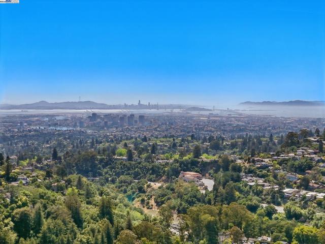 2323 Mastlands Dr, Oakland CA: https://media.crmls.org/mediaz/6517a5ab-db53-4796-8433-d7cb7260045b.jpg