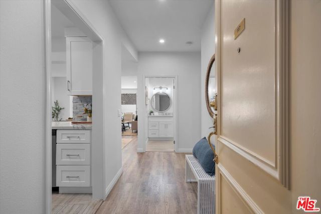1650 Veteran Avenue, Los Angeles CA: https://media.crmls.org/mediaz/65194e8d-0520-4f6c-a21a-077efce79725.jpg
