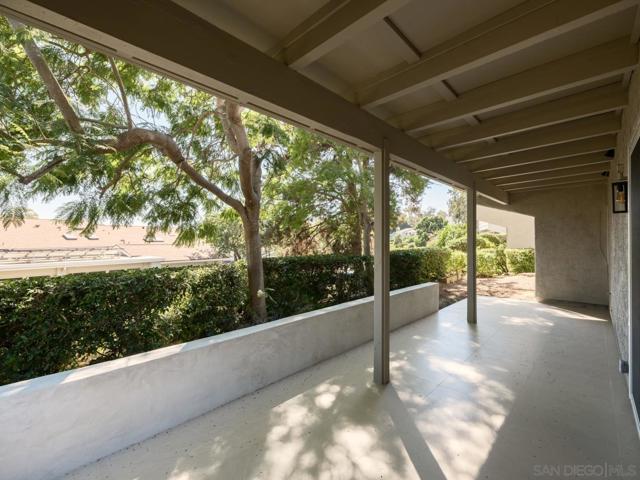 2163 Caminito Circulo Norte, La Jolla CA: https://media.crmls.org/mediaz/651965dc-3f6a-4ba1-a3aa-e9f1175a164d.jpg