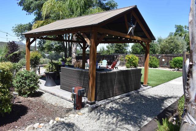 25657 Bellemore Dr, Ramona CA: https://media.crmls.org/mediaz/6519f24c-4769-4fb0-9f83-56f56cb04dff.jpg