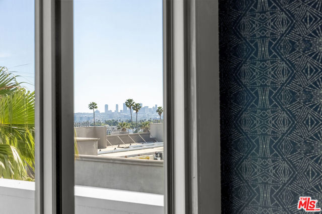 7250 Franklin Avenue, Los Angeles CA: https://media.crmls.org/mediaz/651a0915-7521-43ac-aedf-fa60e2c137bc.jpg