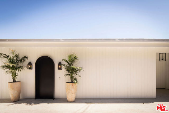 27356 Escondido Beach Road Highway, Malibu CA: https://media.crmls.org/mediaz/651a4481-e313-4960-b2bd-5d843894df09.jpg