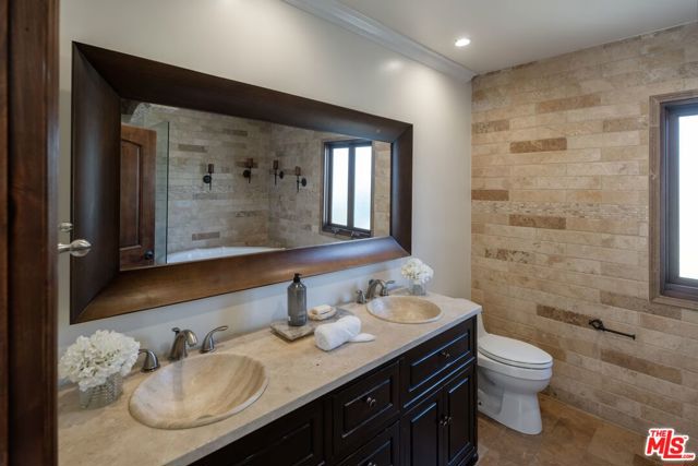 13800 Erwin Street photo 16