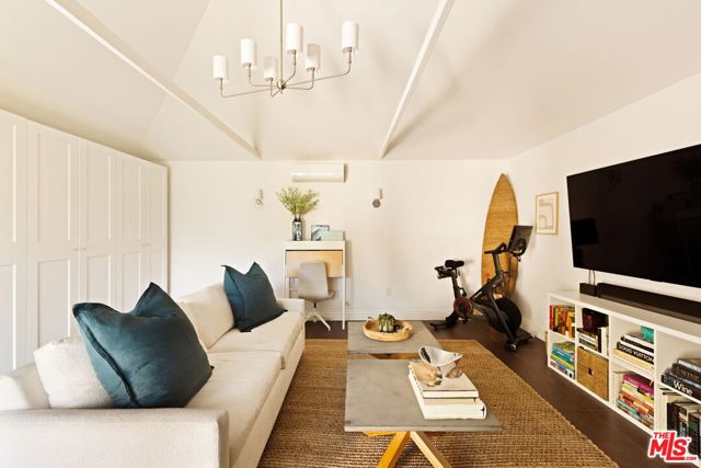 13128 Hartsook Street, Sherman Oaks CA: https://media.crmls.org/mediaz/651b1f82-de0f-4182-884b-32430ca82023.jpg